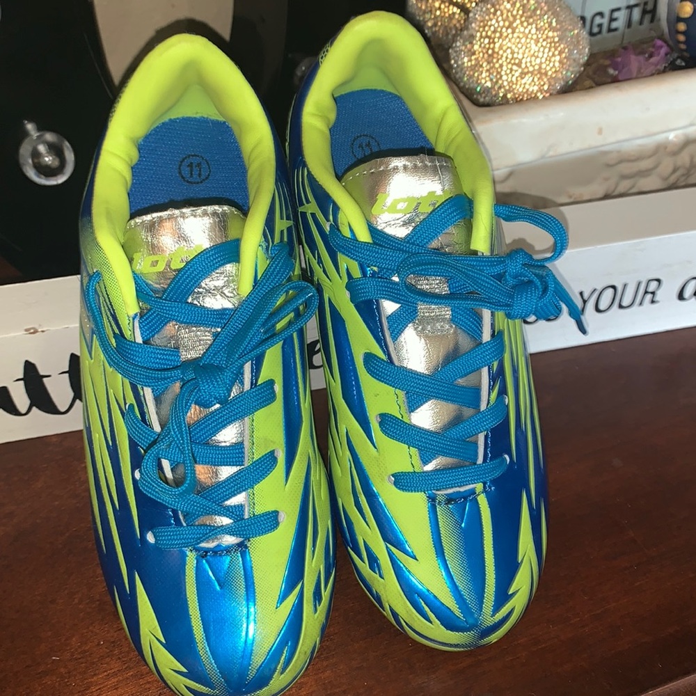 Lotto Soccer Cleats in Aqua Blue and yellowish green size Y 11. These run small